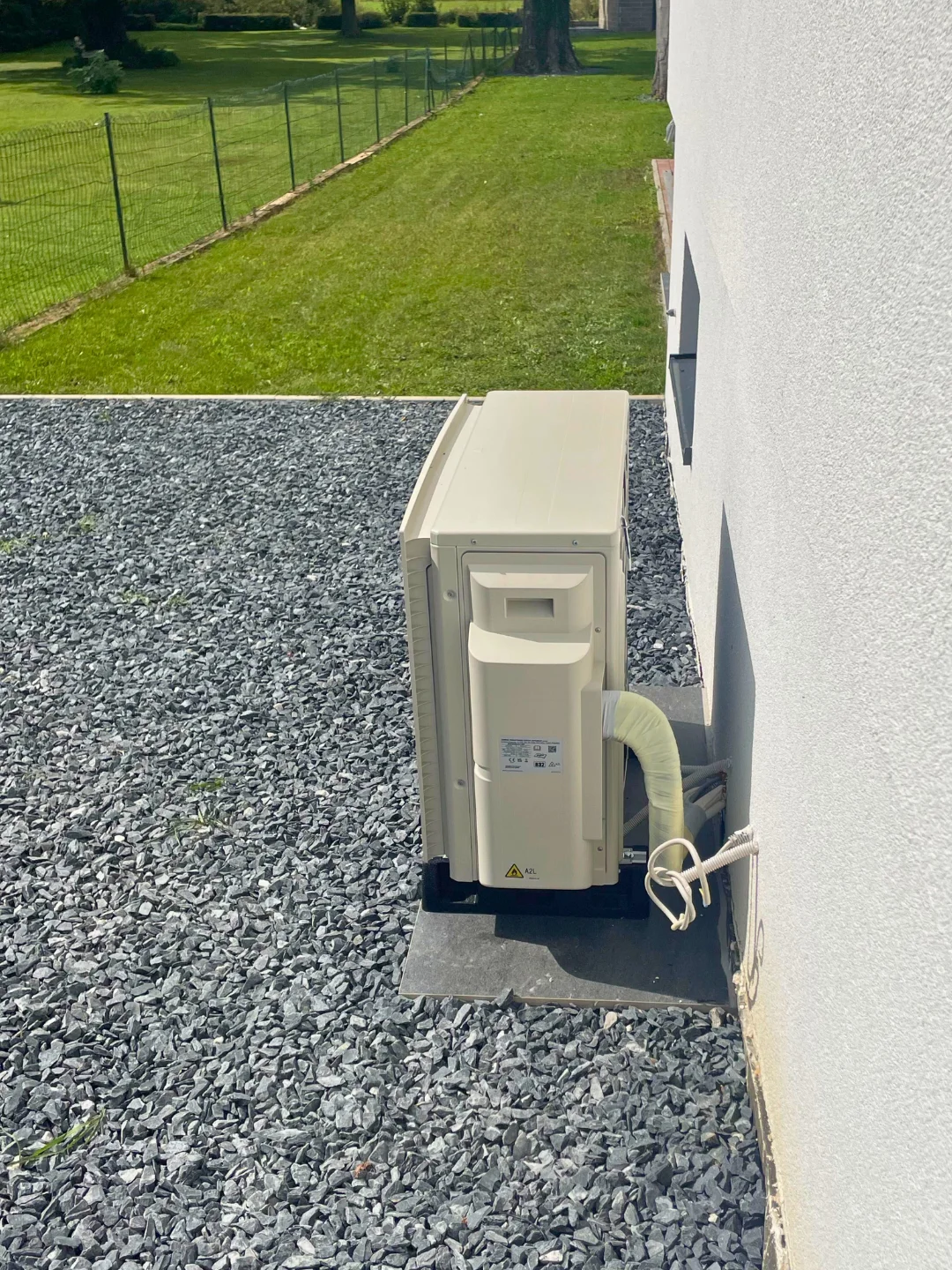 Unité extérieure de climatisation installée le long d’une habitation