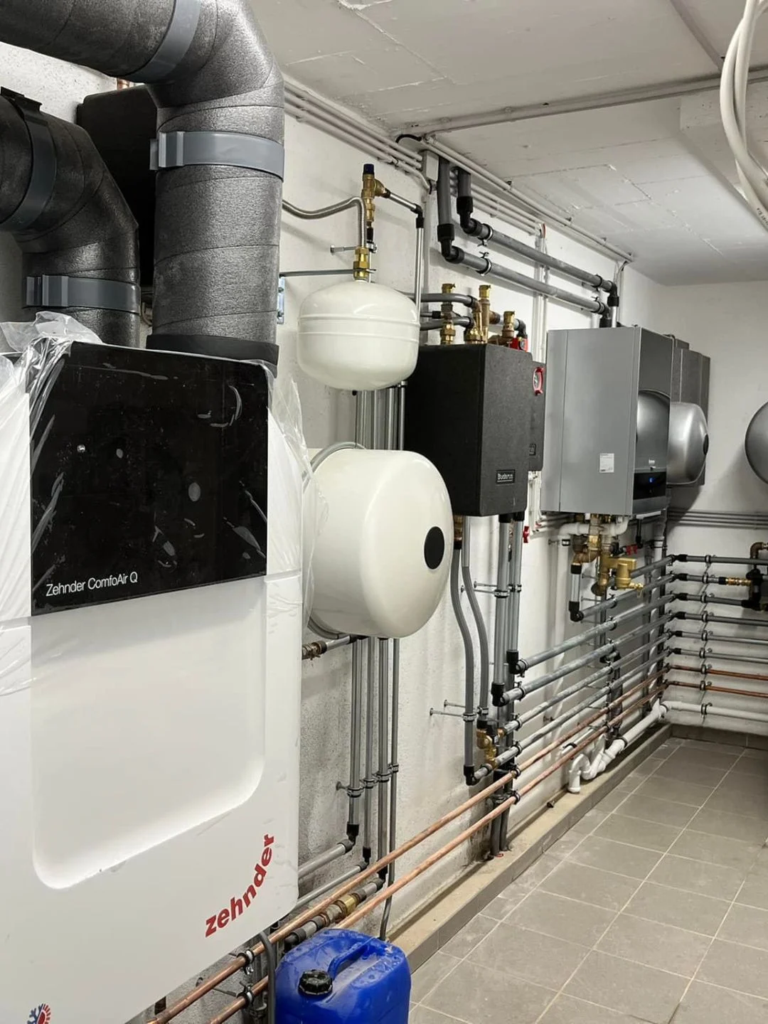 Local technique avec VMC double flux, équipements de chauffage et réseaux hydrauliques