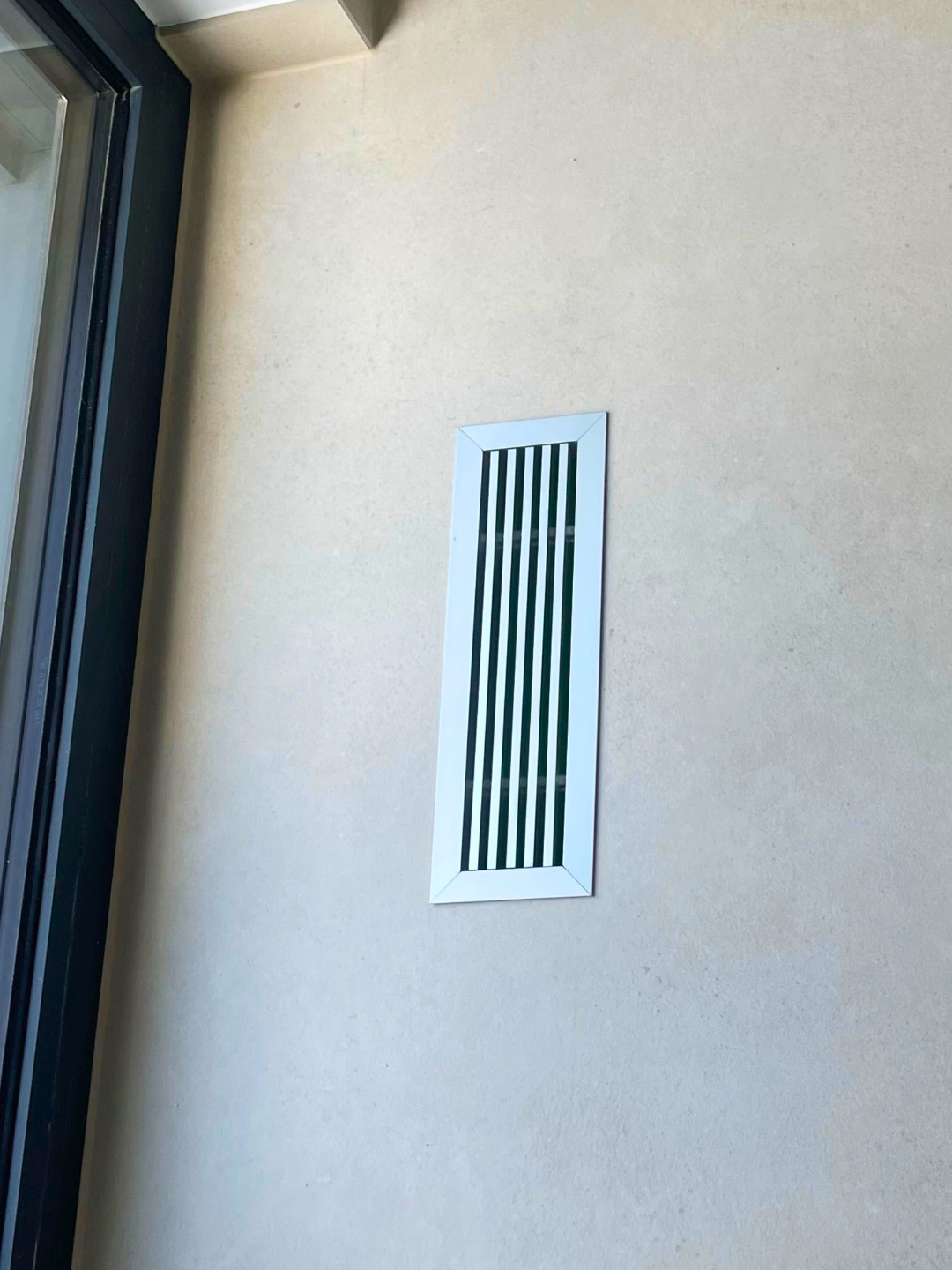 Grille de ventilation murale intégrée dans un intérieur moderne